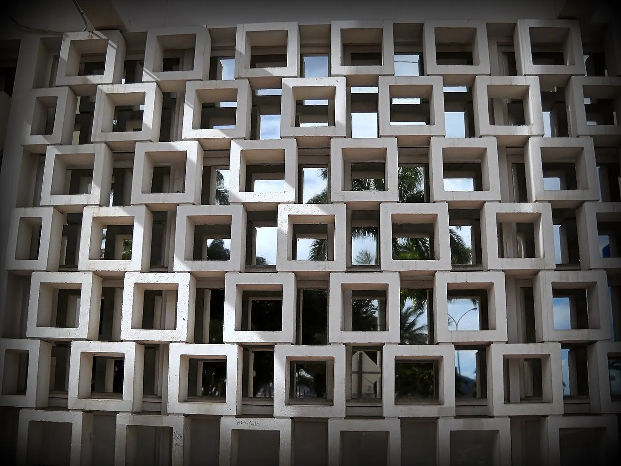 Façade en claustra de l’Office des Postes et des Télécommunications, Nouméa